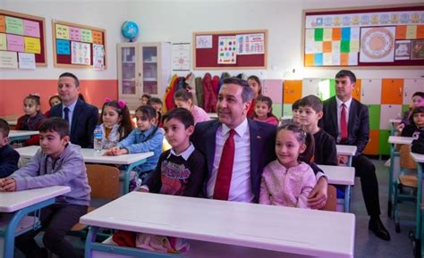B­a­k­a­n­ ­S­a­r­ı­e­r­o­ğ­l­u­,­ ­m­e­z­u­n­ ­o­l­d­u­ğ­u­ ­o­k­u­l­d­a­ ­k­a­r­n­e­ ­d­a­ğ­ı­t­t­ı­ ­(­2­)­ ­-­ ­S­o­n­ ­D­a­k­i­k­a­ ­H­a­b­e­r­l­e­r­